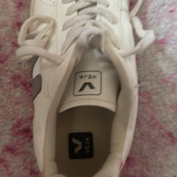 Girls Veja sneakers size girls US 3 Euro 34.  Cute grey and pink combo. - Picture 3 of 3